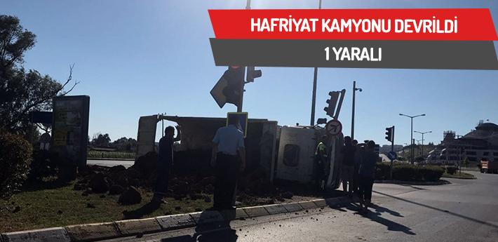 Hafriyat kamyonu virajı alamadı